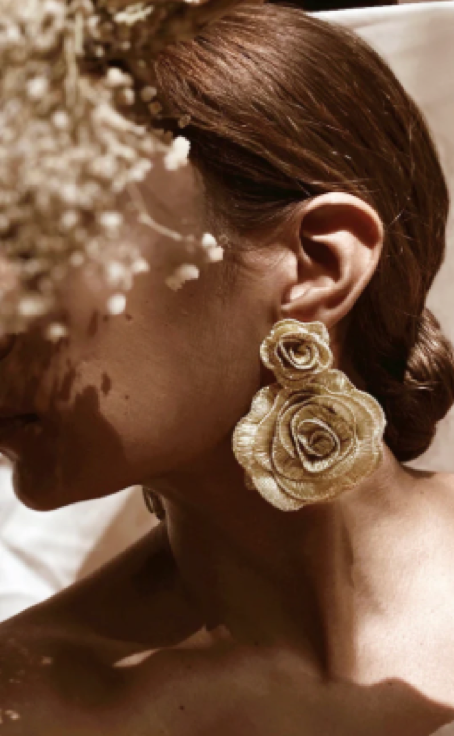 Aretes rosas doradas dobles