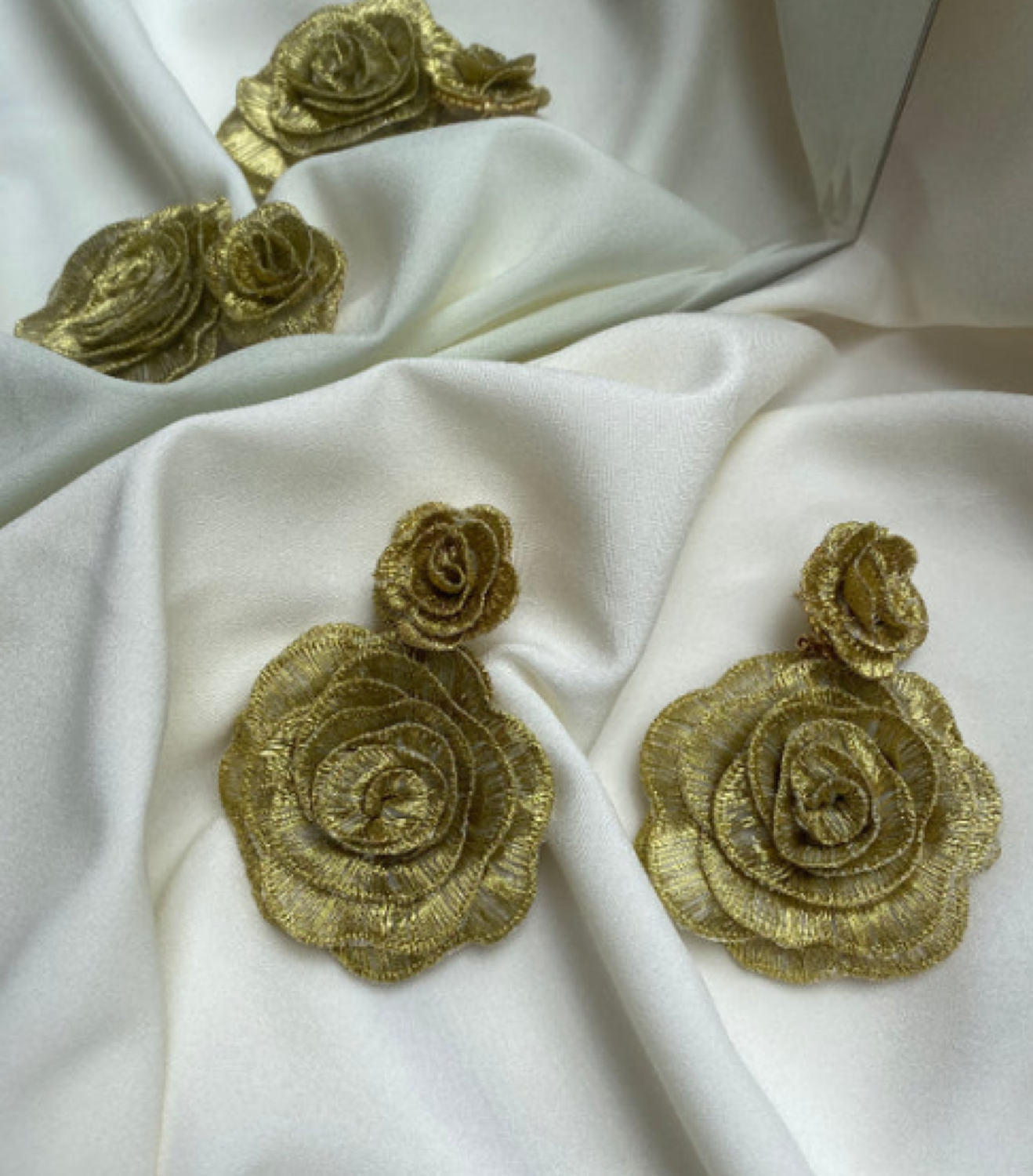 Aretes rosas doradas dobles