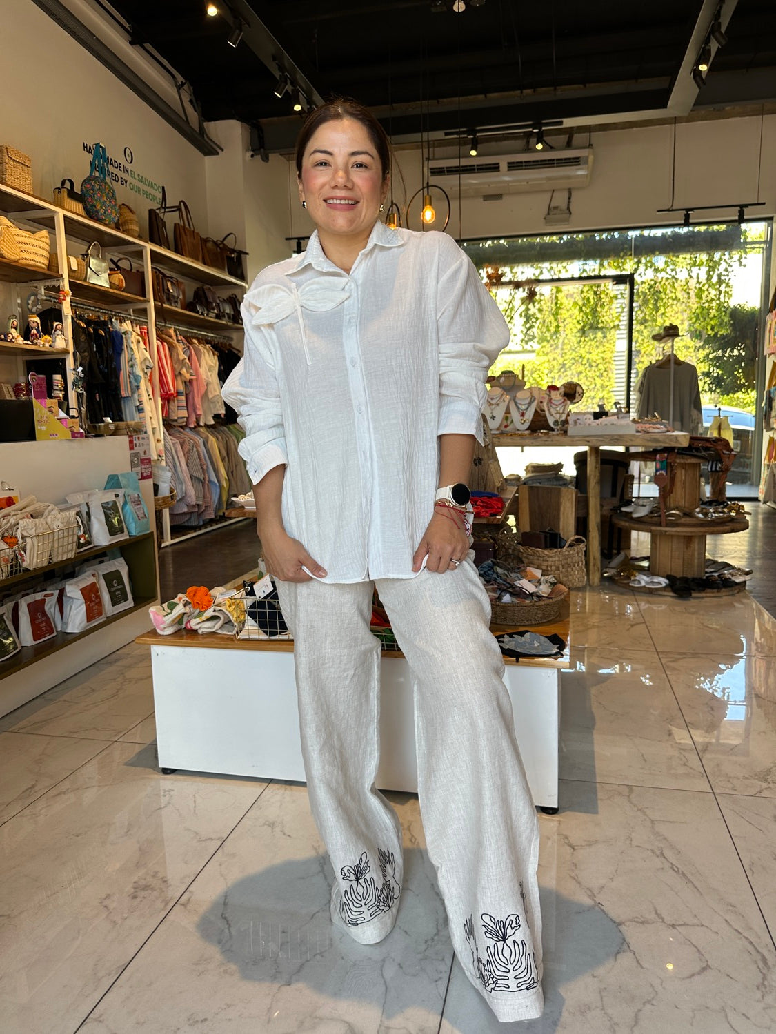 Blusa camisera blanca con Libelula 3D