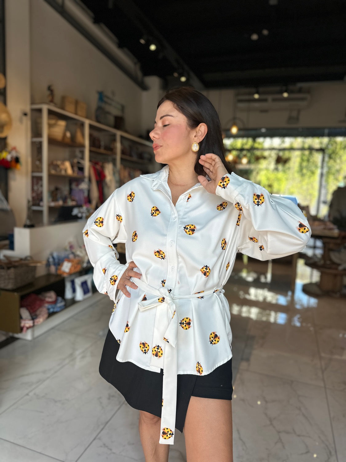 Blusa camisera blanca mariquita amarilla