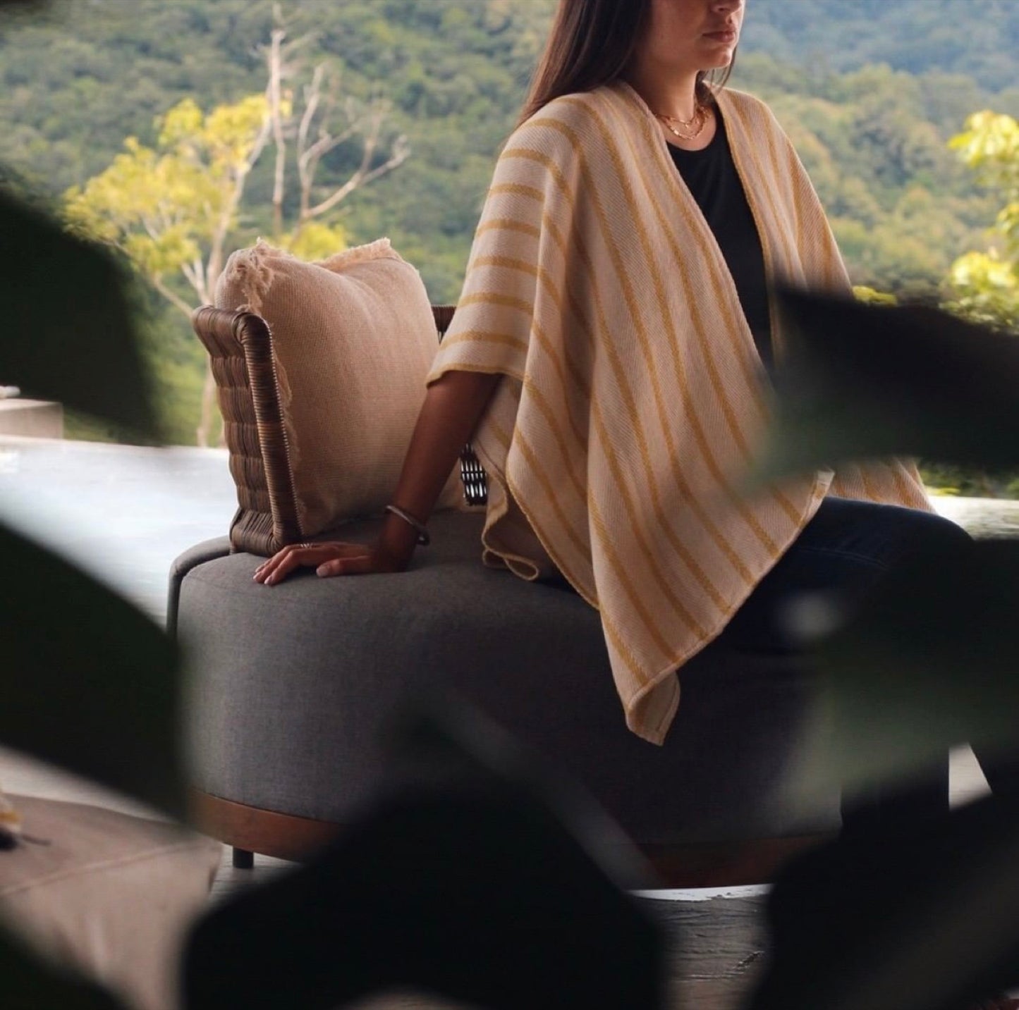 Poncho Cojutepeque beige linea amarilla