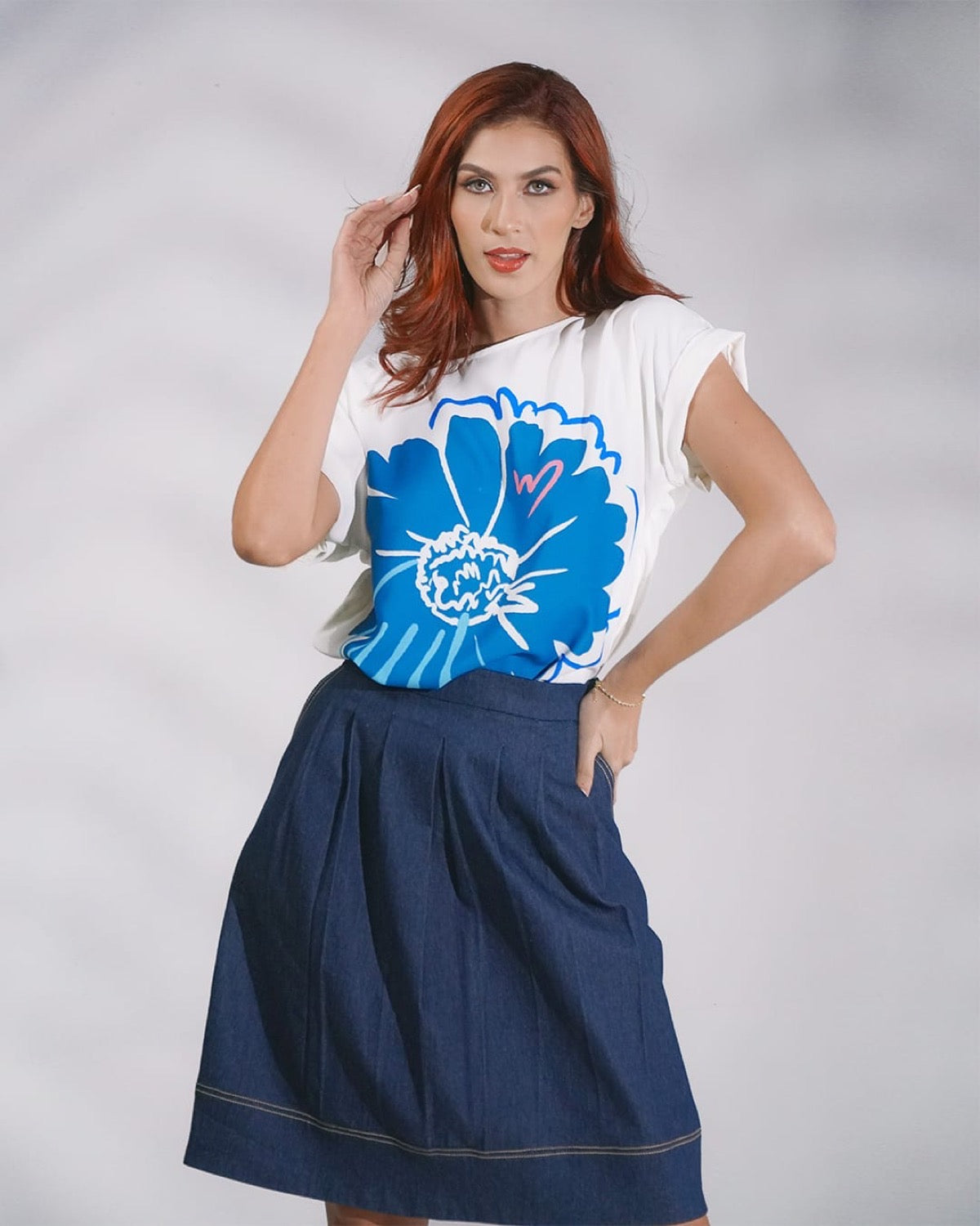 Top May blanca flor azul