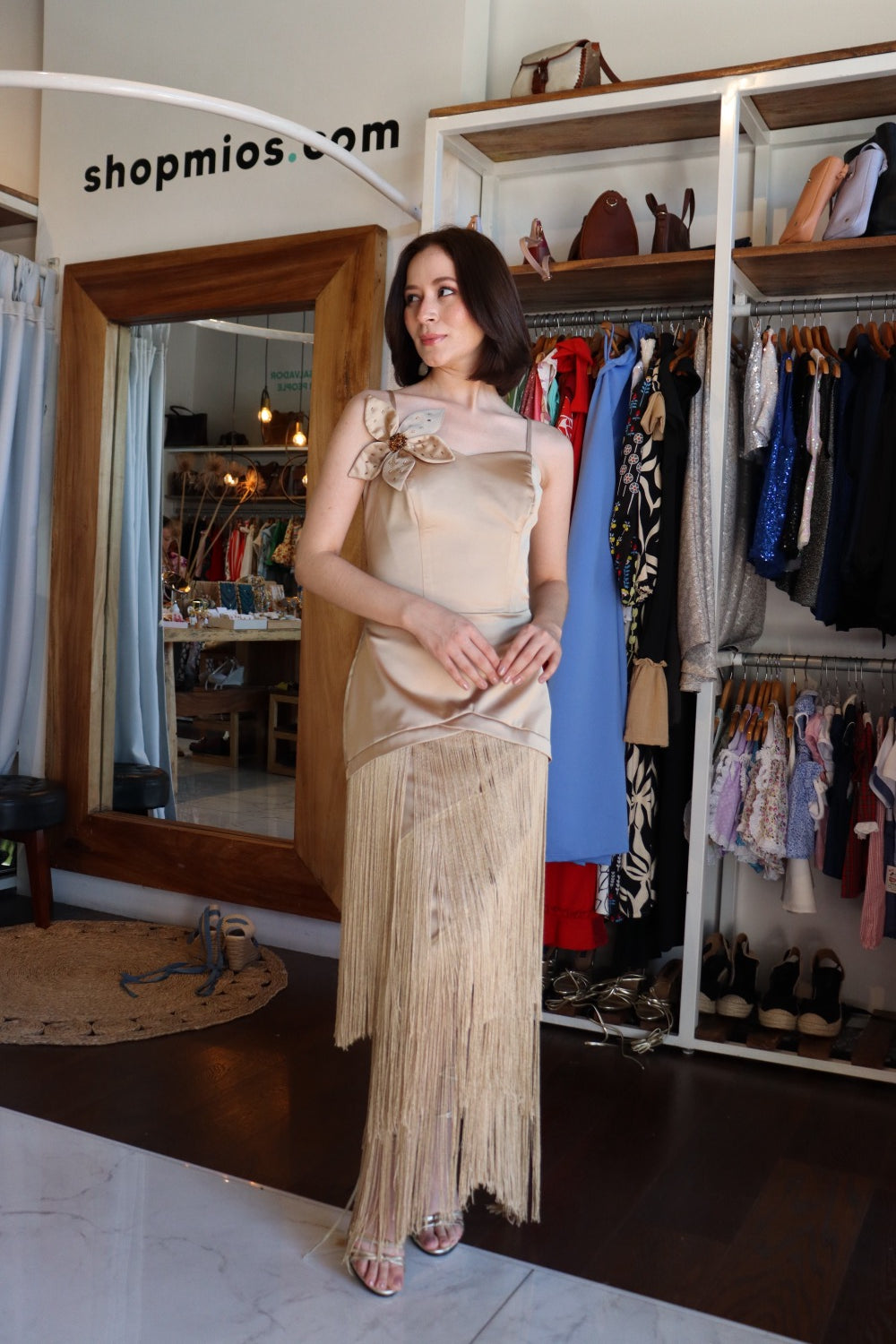 Vestido dorado flecos