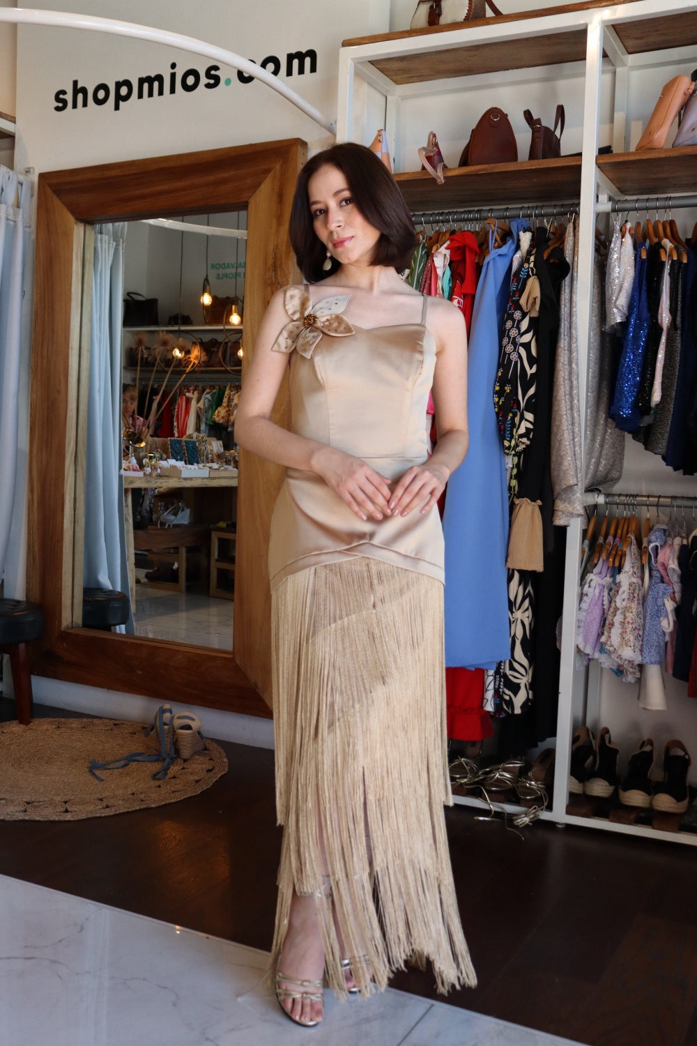 Vestido dorado flecos