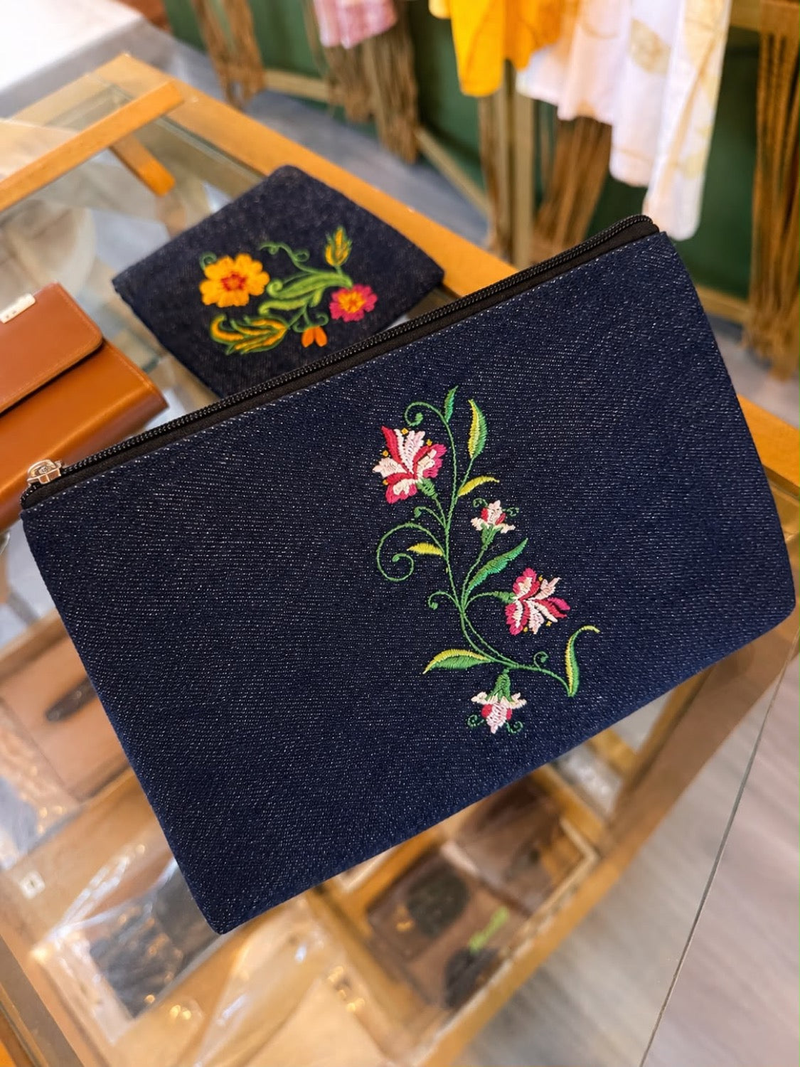 Cosmetiquera bordada con flores